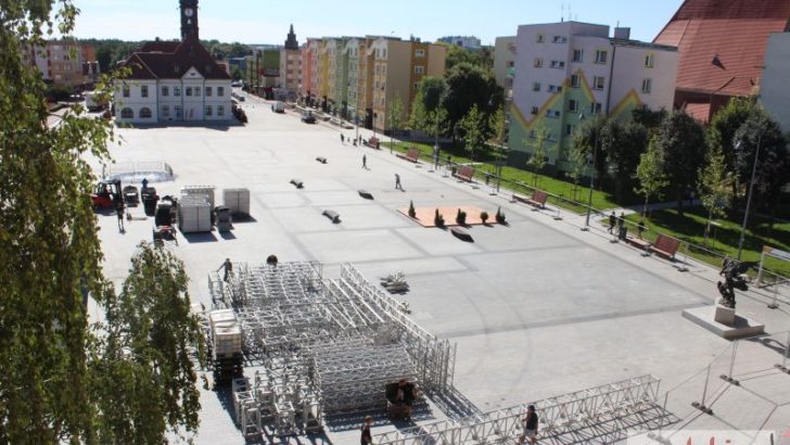 Ruszył montaż wielkiej sceny w rynku