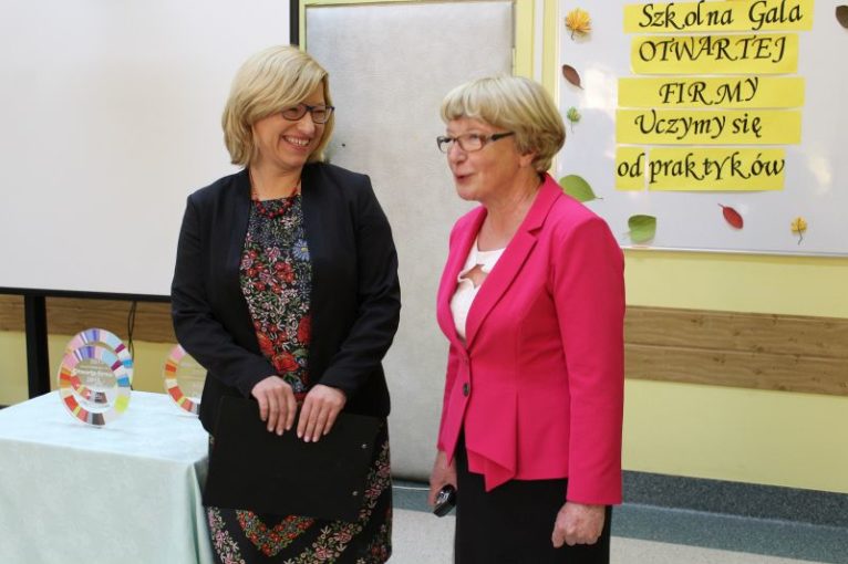 Od lewej: dyrektor szkoły Ewa Zarzycka i Danuta Szaflińska-Giłyk, koordynator szkolnego programu 