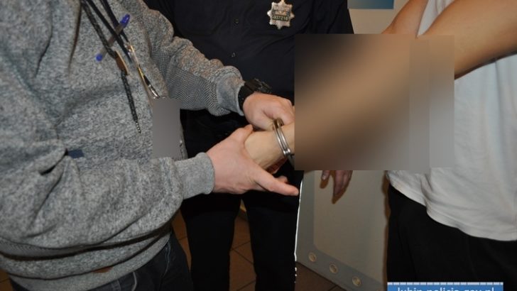 Przed policjantami ukrył się w… śmietniku