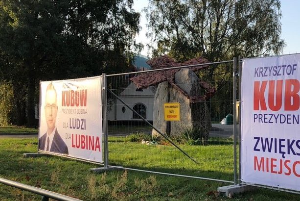 Plakaty wyborcze w miejscu tragicznej zbrodni