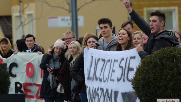 Nie chcą zmian w swoich szkołach, dlatego przeszli przez miasto