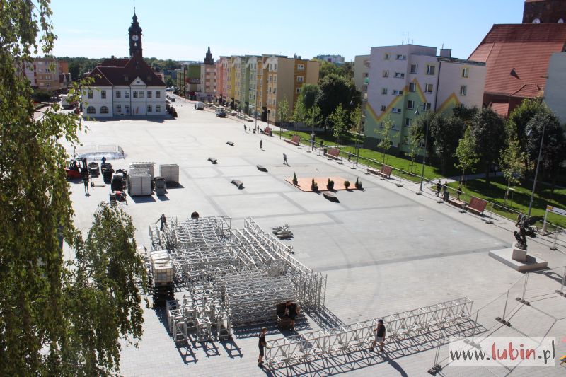 Ruszył montaż wielkiej sceny w rynku