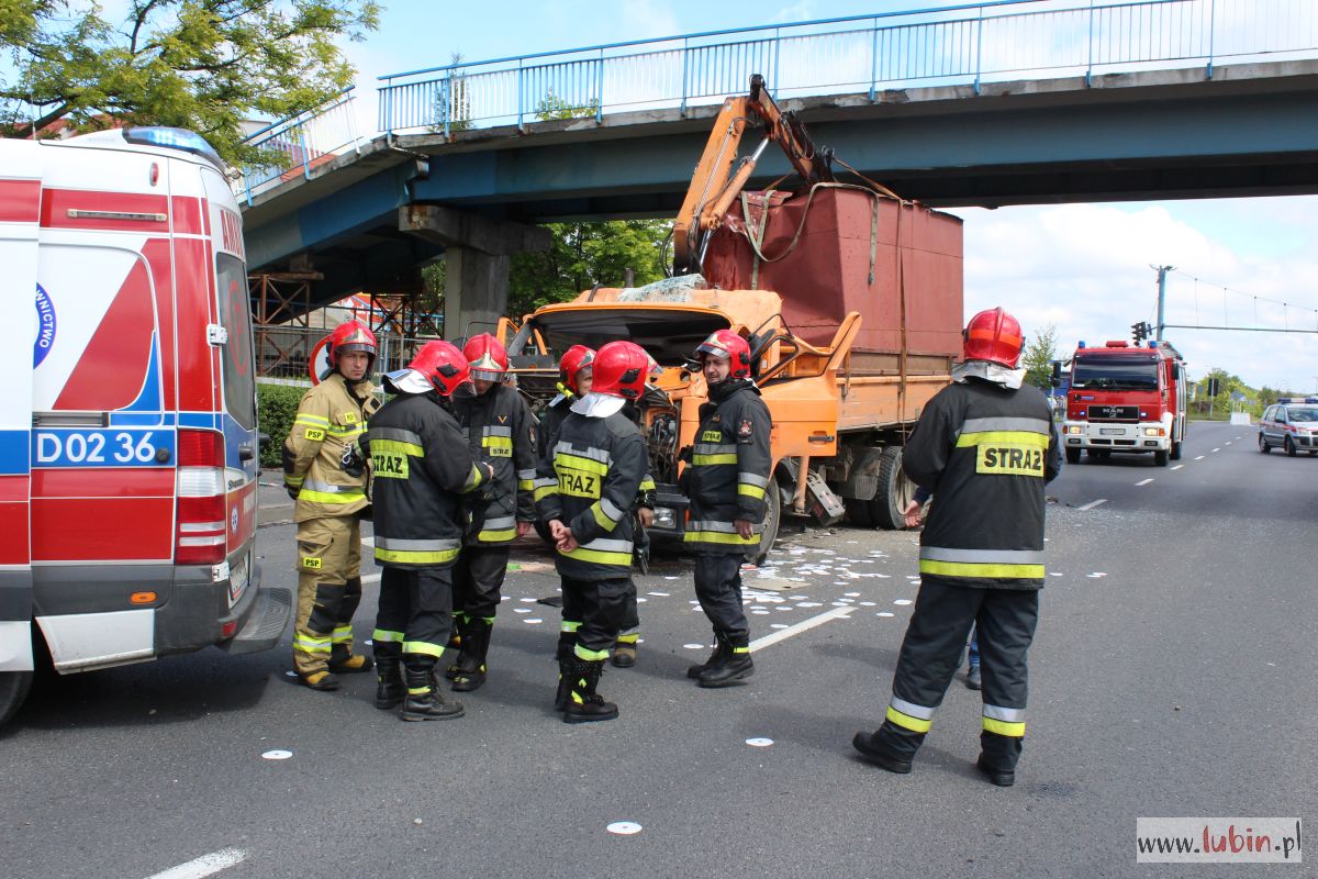 Wypadek pod kładką – auto nie zmieściło się pod przejściem