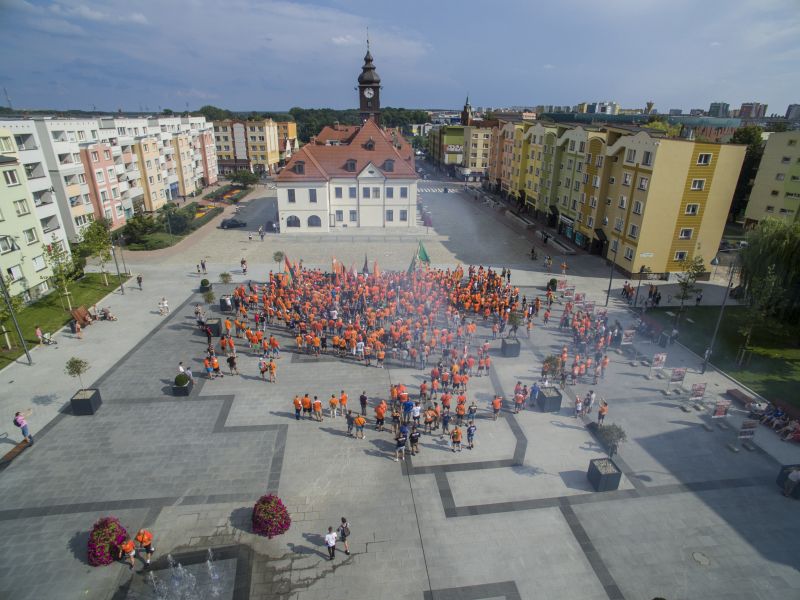 Pomarańczowo w rynku i na ulicach miasta