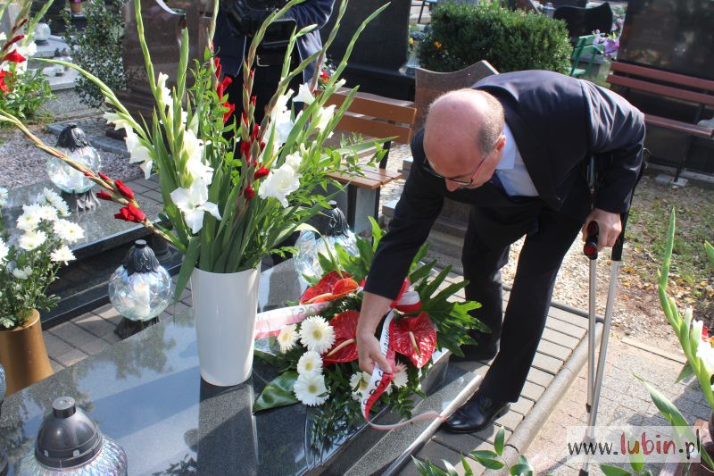 Kwiaty na grobach ofiar Zbrodni Lubińskiej