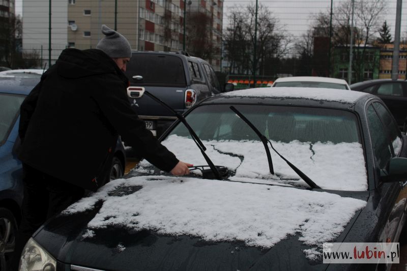 Śnieg, ślisko – policjanci uczulają kierowców i pieszych