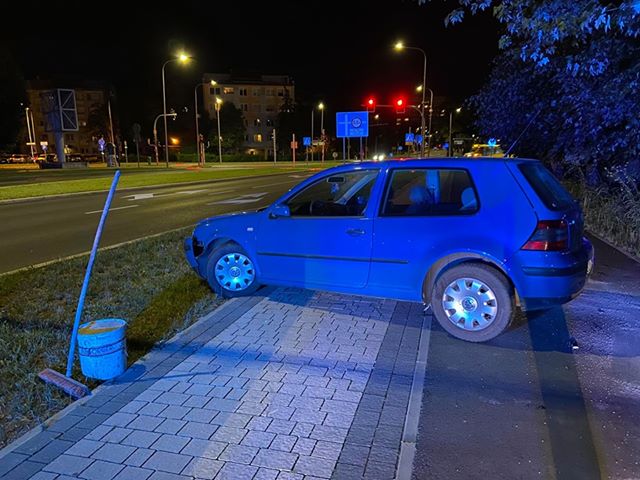 Rozbity samochód i policjant z mandatem