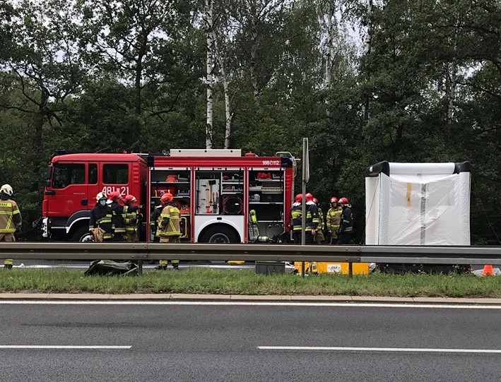 Rozszczelnienie cysterny z kwasem siarkowym. Droga zablokowana