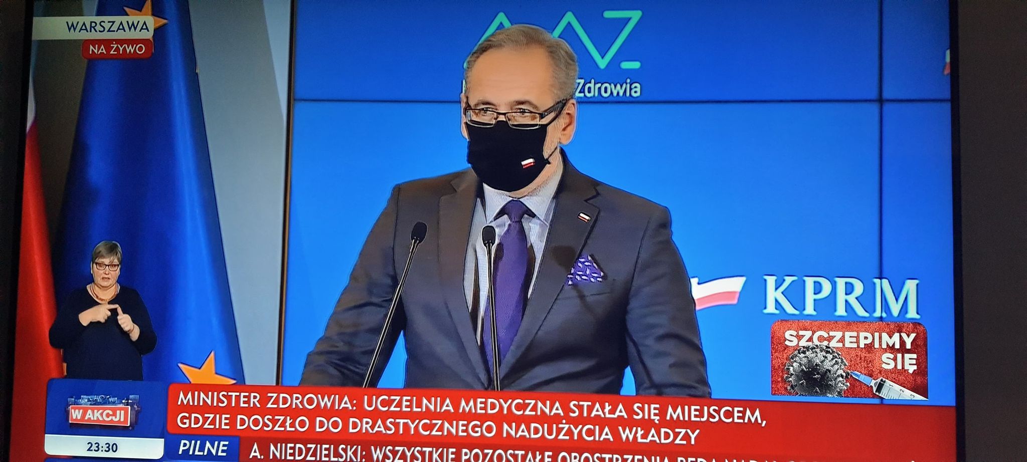 Obostrzenia zostają, młodsi uczniowie wracają do szkół