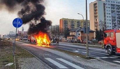 Auto spłonęło doszczętnie