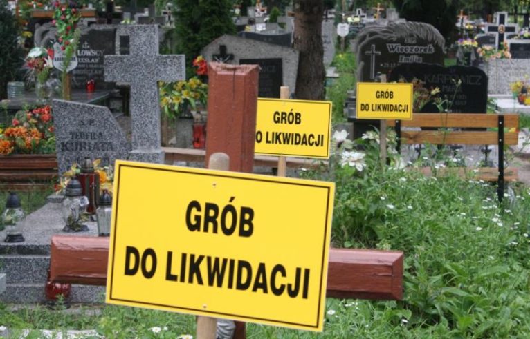 Takie tabliczki pojawiły się kilka lat temu na legnickim cmentarzu