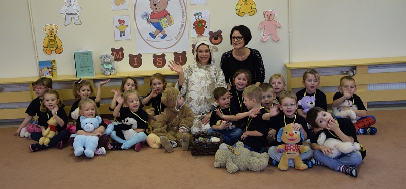 Czytają pluszowym misiom