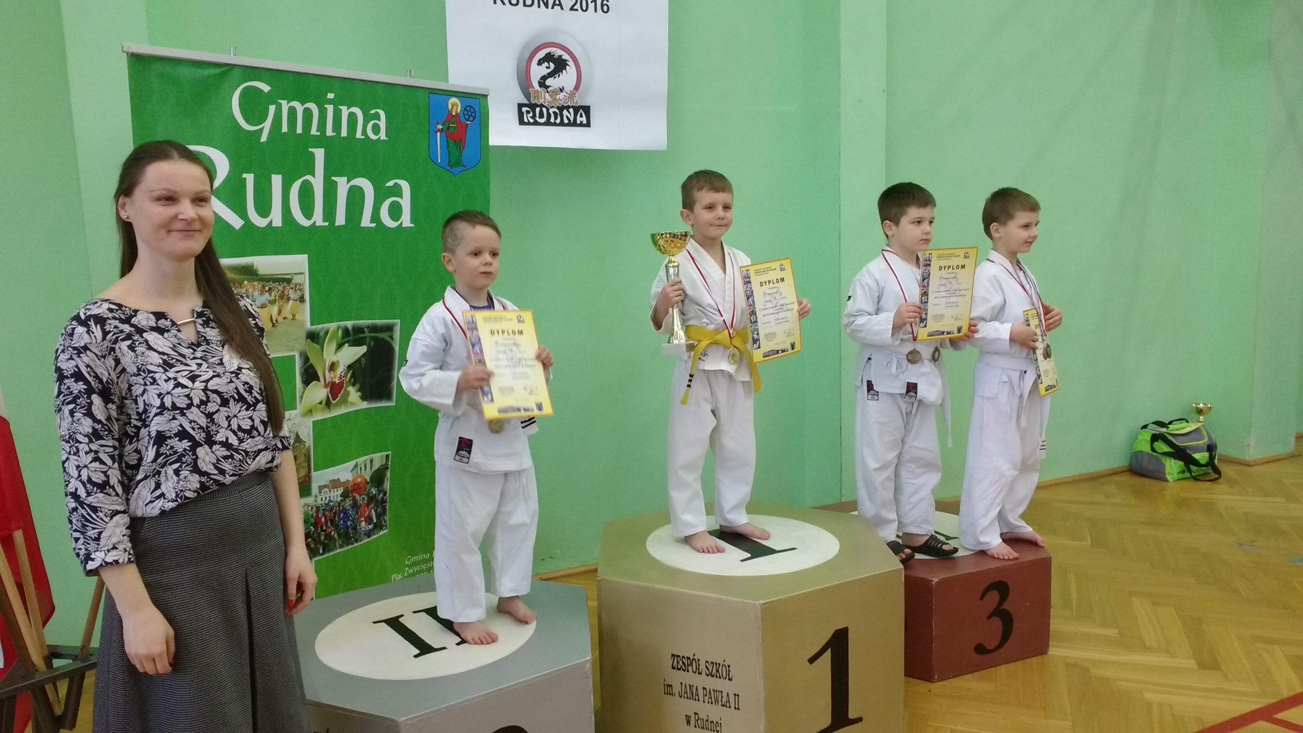 Wojownicze rodzeństwo na podium