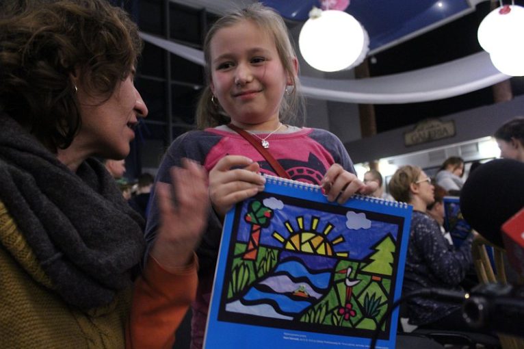 Hania Sztraub z mamą i swoją pracą na okładce kalendarza