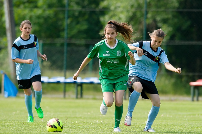 Piłkarska rywalizacja dziewcząt w gminie Lubin