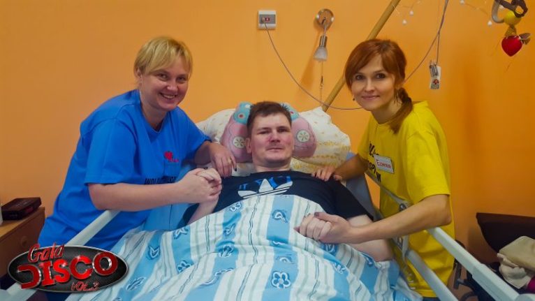 Adrian Rumiński z wolontariuszkami