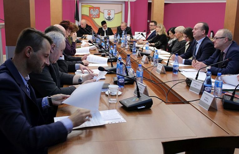 Radni powiatu lubińskiego przekazali pieniądze na świetlice w gminie Ścinawa na ostatniej sesji