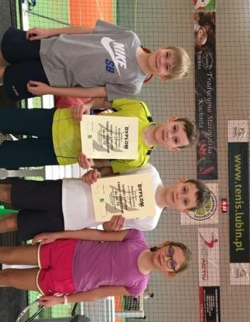 Zawodnicy Top Tenis na podium  