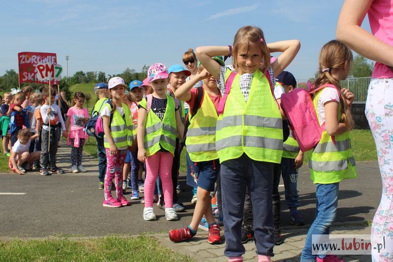 Policjantki rozdawały dzieciom odblaski