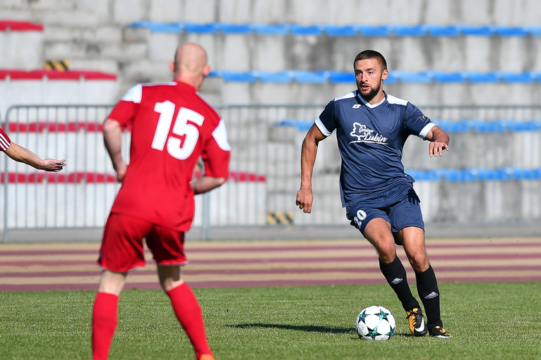 Transportowiec walczy o A-klasę