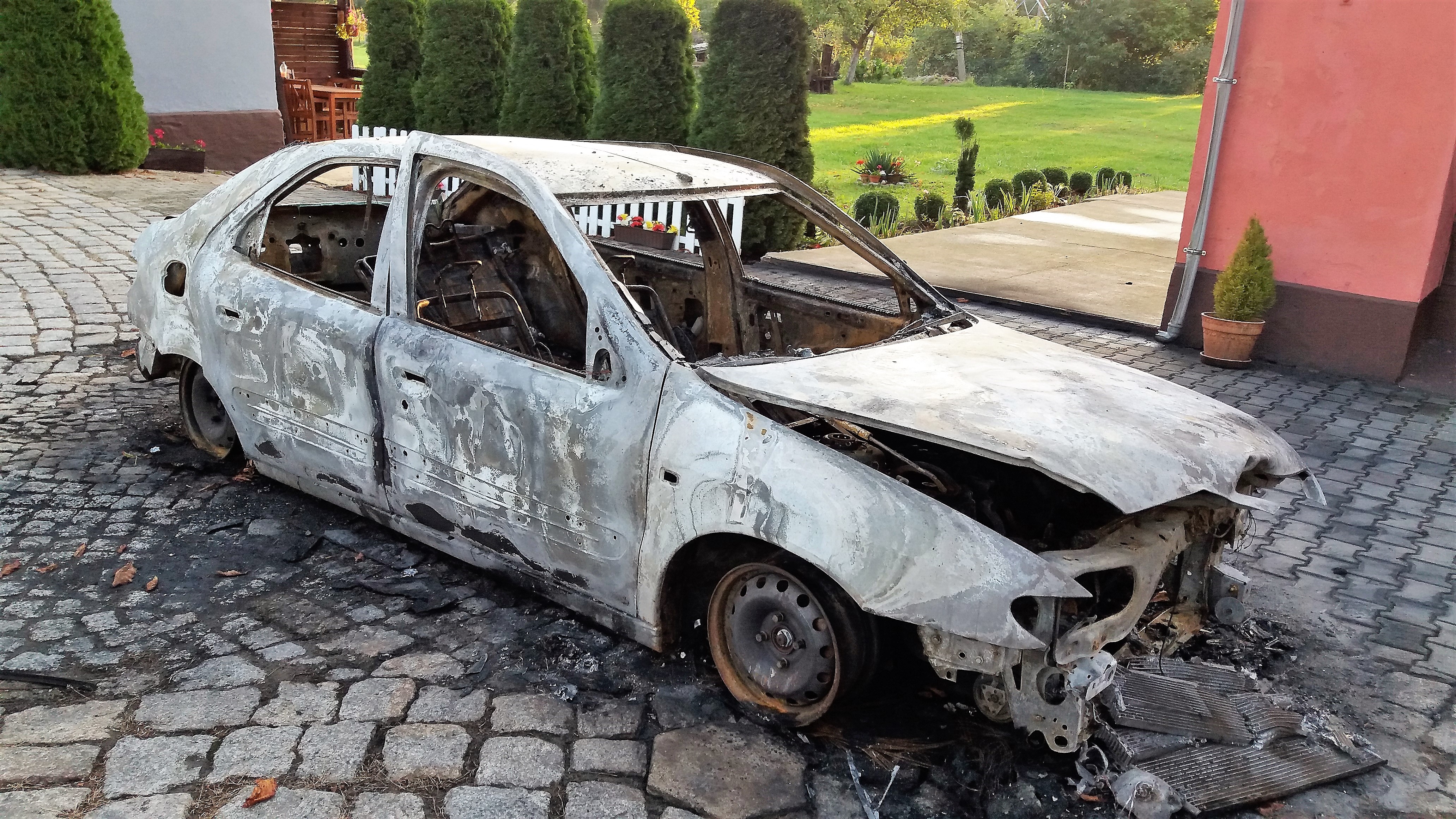 Podpalił auto i uciekł. Sprawca już zatrzymany