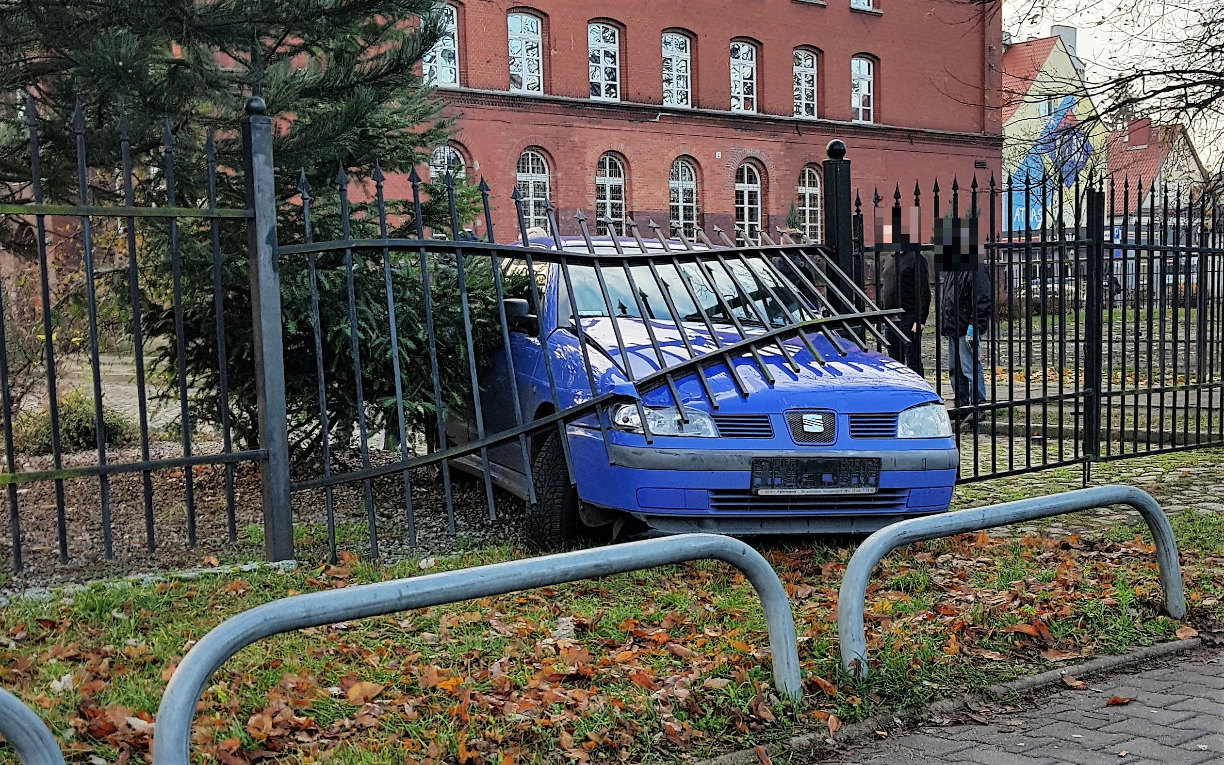 Wjechał w szkolne ogrodzenie