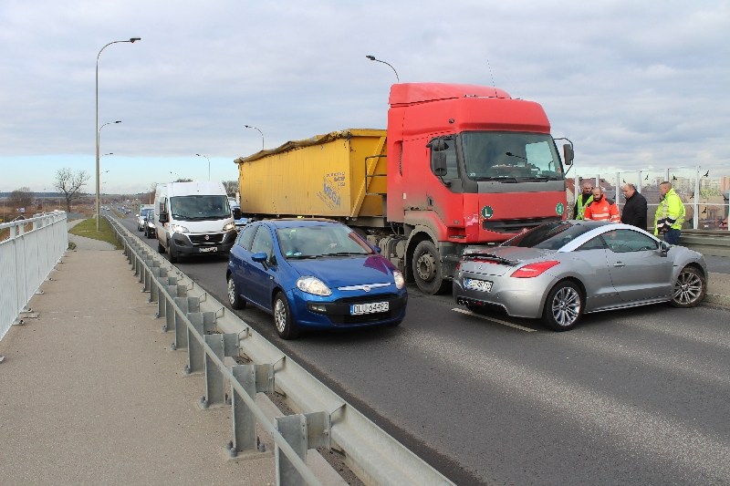 Pchał tirem osobówkę