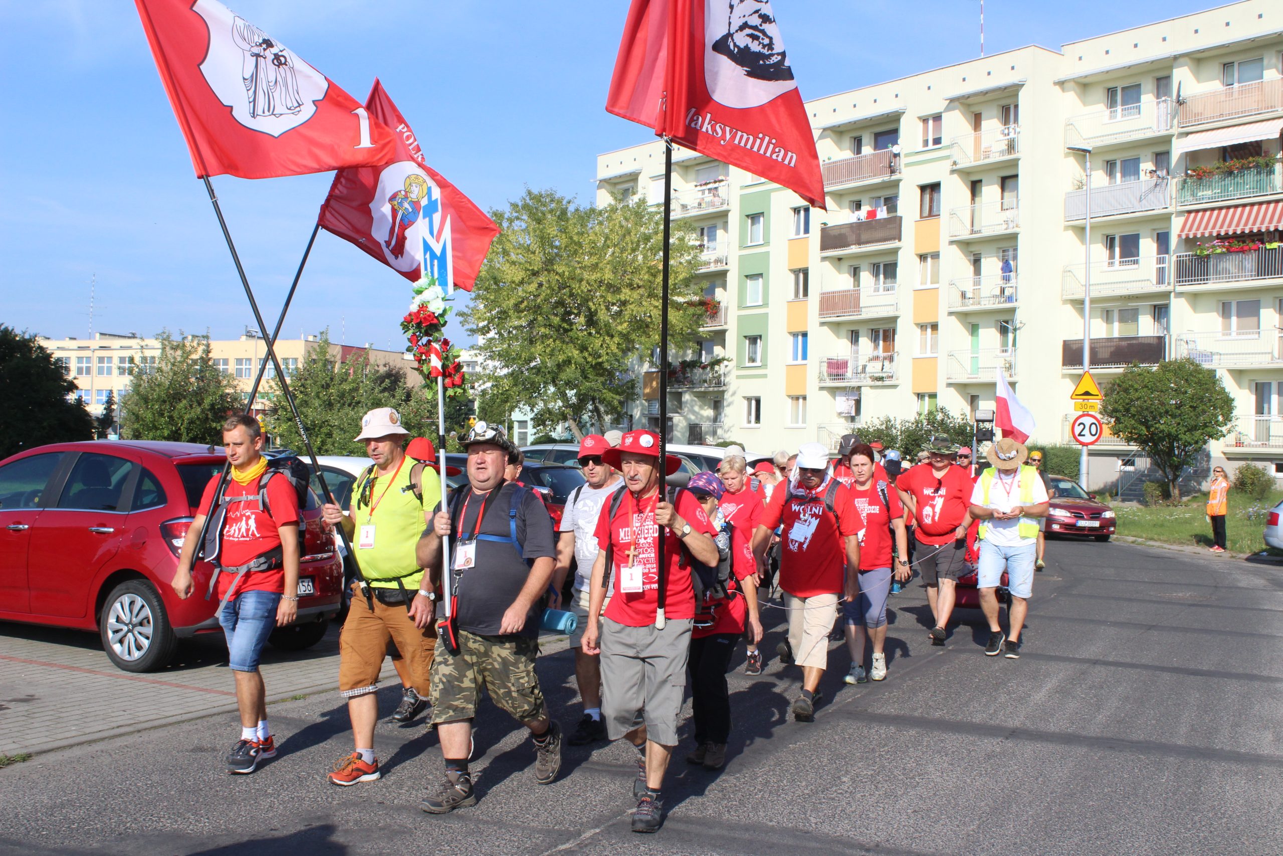 Do celu mają ponad 300 km. Pieszo!