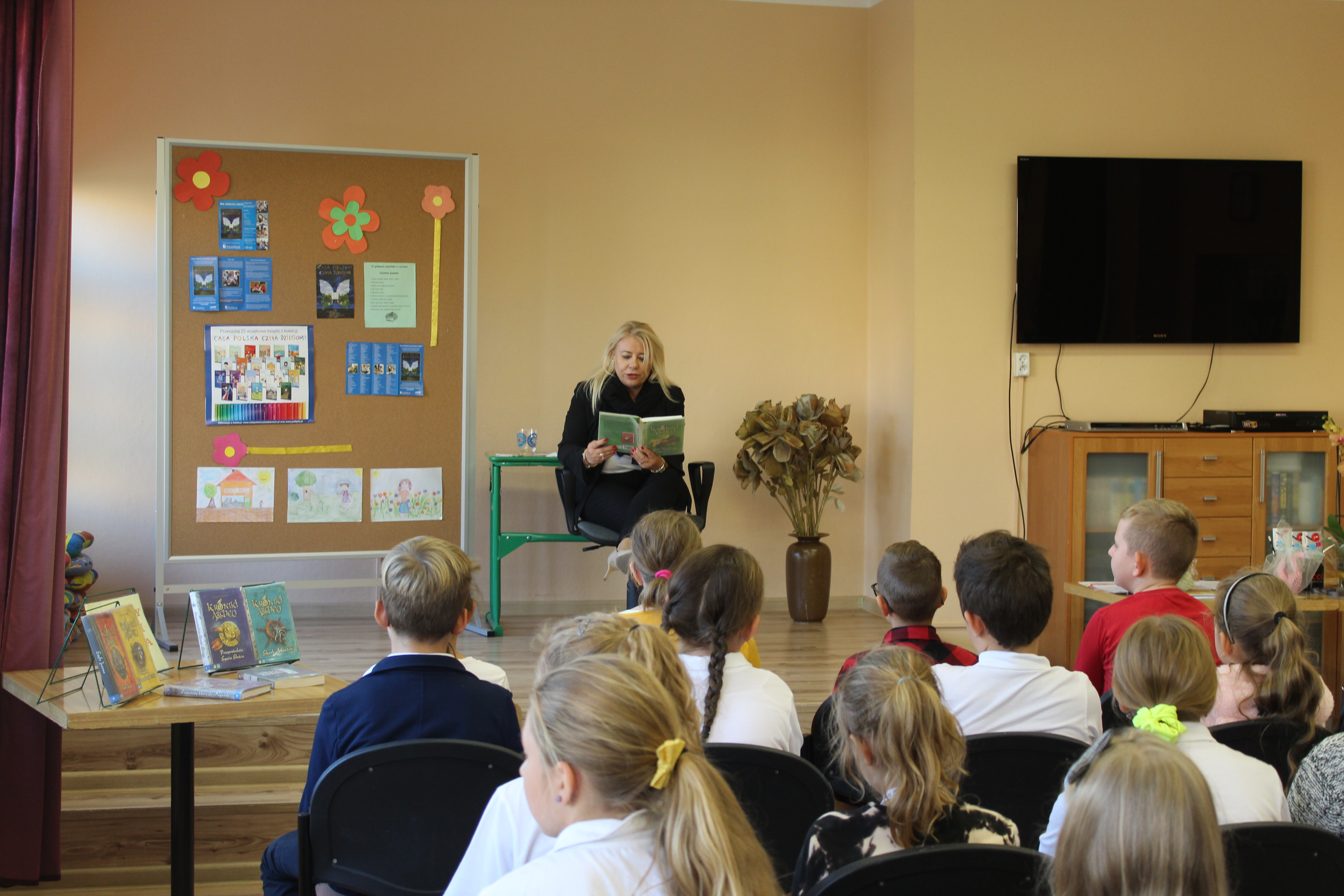 Czytała książki i opowiadała o podróżach