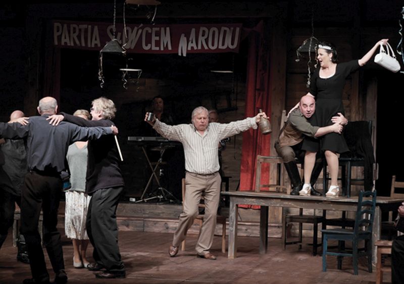 Przedstawienie „Hamleta” we wsi Głucha Dolna