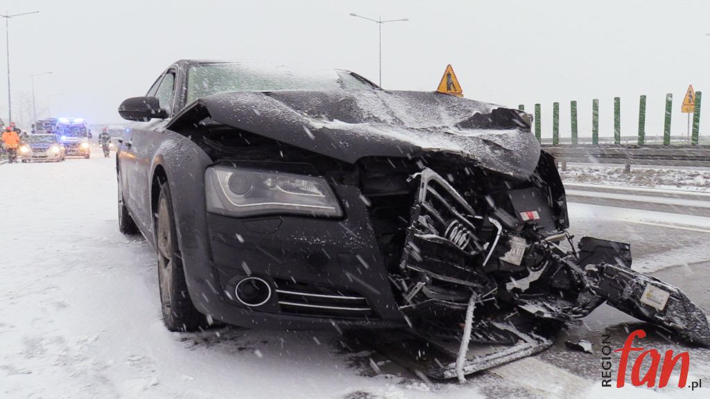 Bus wpadł do rowu, osobówka uderzyła w tira