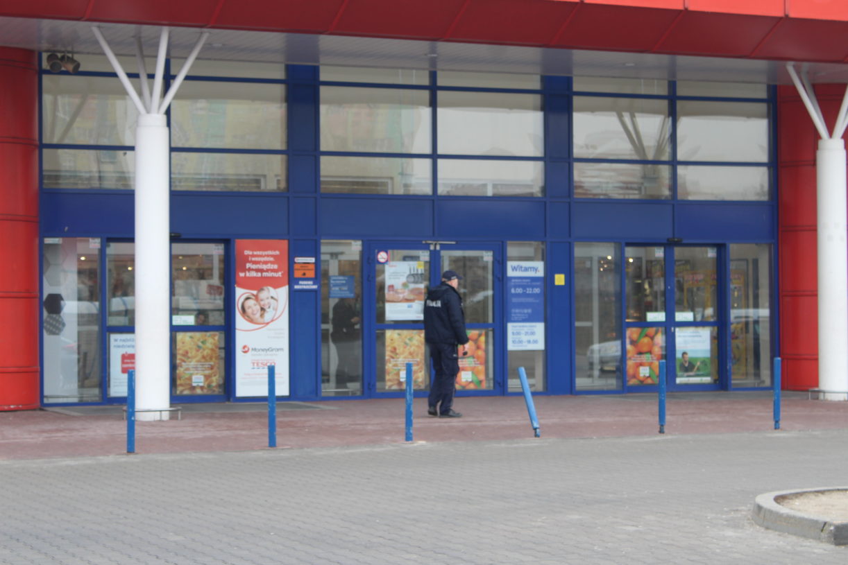 Fala fałszywych alarmów bombowych. Kto za nimi stoi?