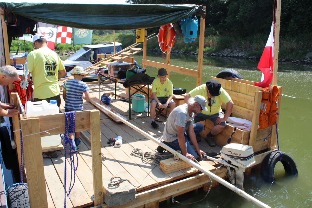 Na tratwie chcą przepłynąć kilkaset kilometrów. Dziś wystartowali