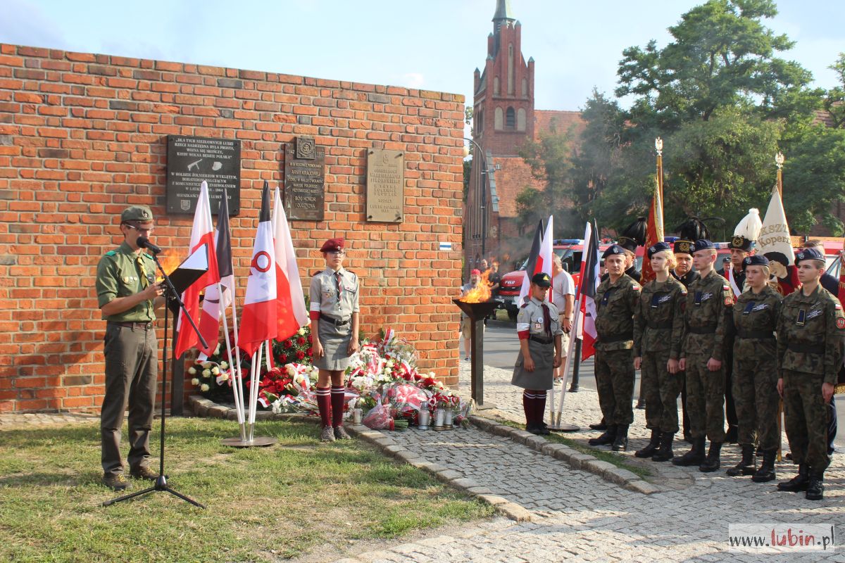 Zatrzymaj się i oddaj hołd bohaterom