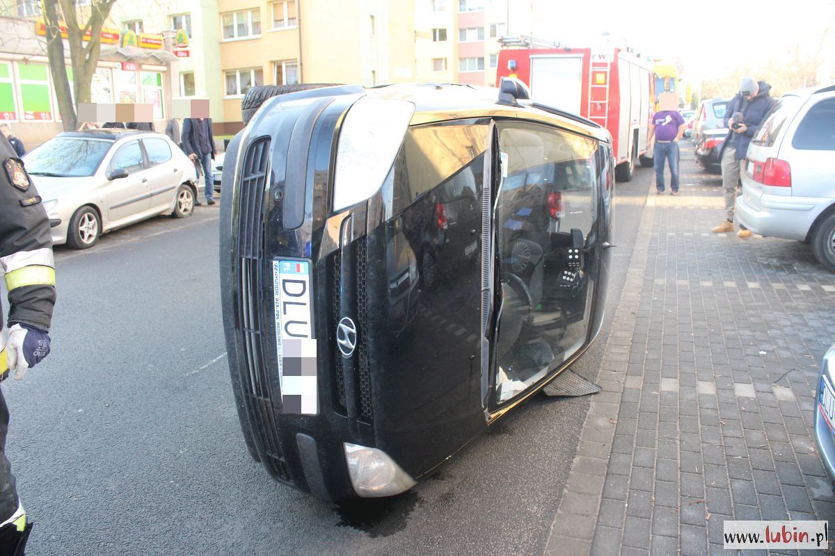 Na ulicy Mickiewicza auto wywróciło się na bok