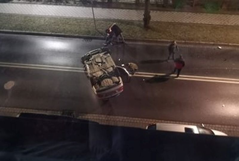 Pijany uderzył w słup i dachował