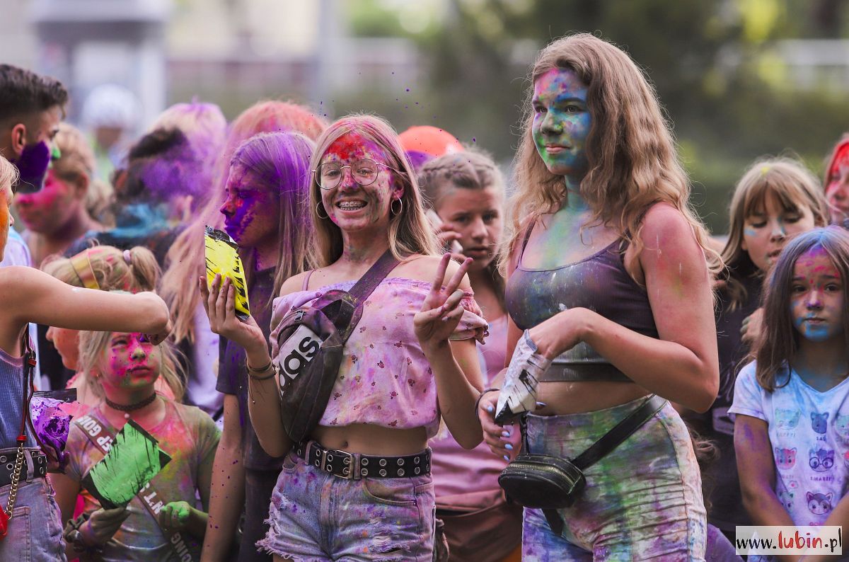 Kolorowe proszki i balony pod halą RCS