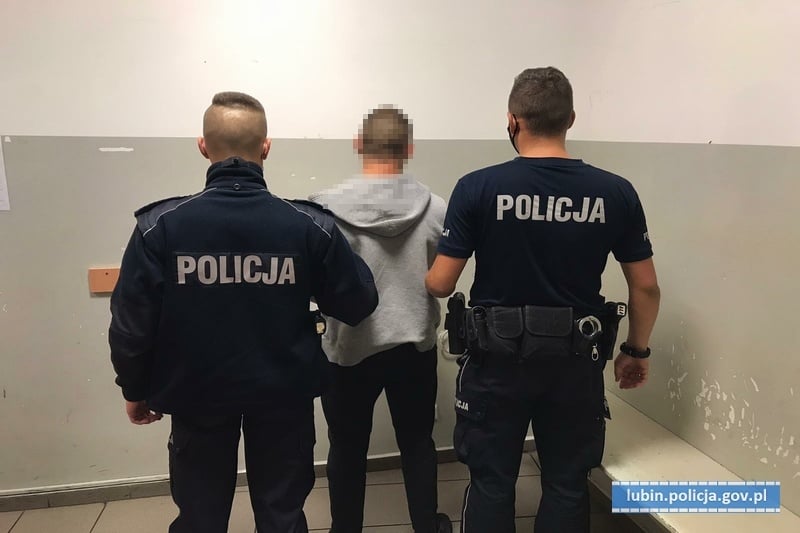 Przed policjantami schowali się w krzakach