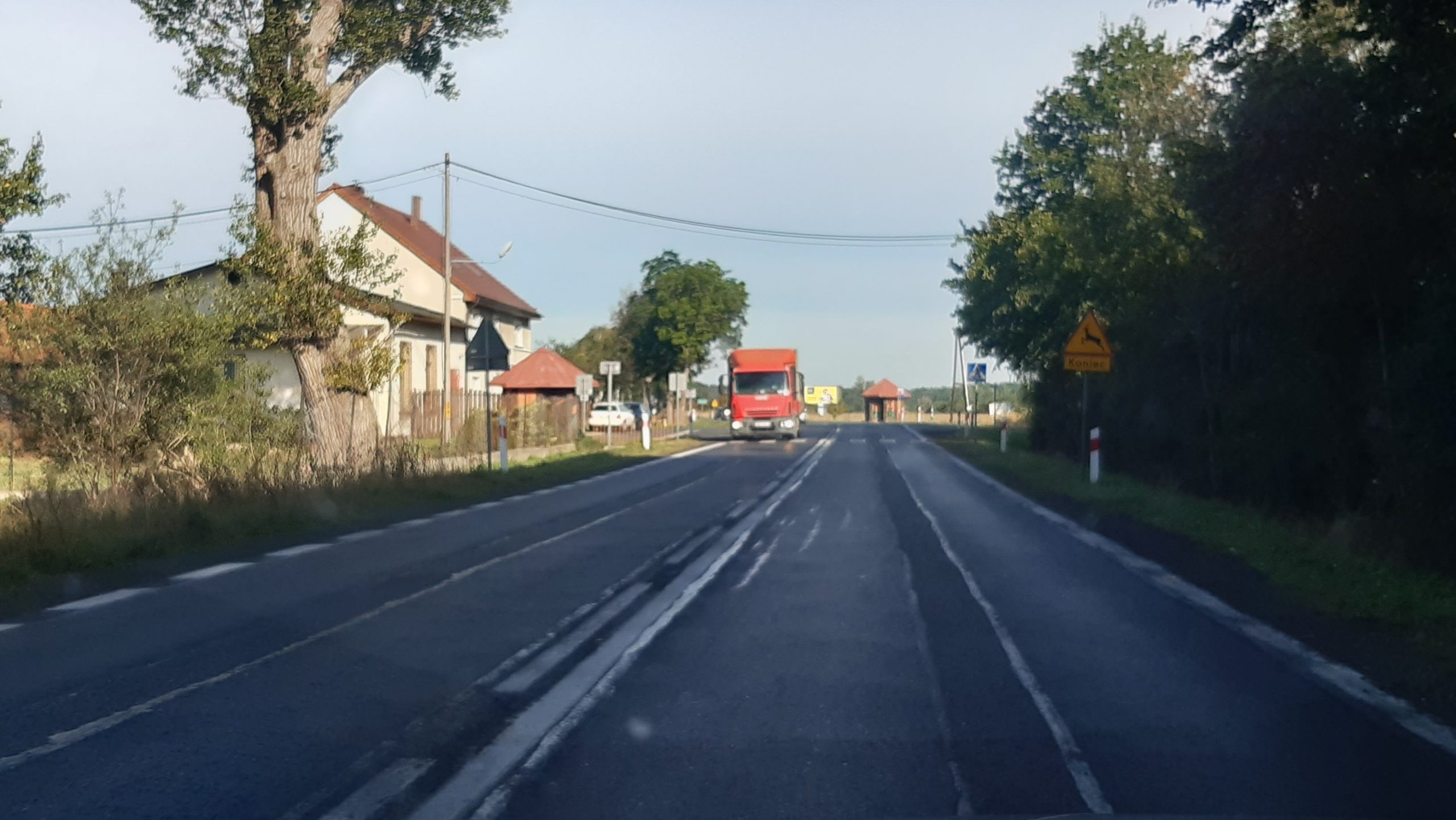 Naprawiali drogę, aż powstały koleiny