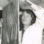 Dłuto i młotek to nieodłączne atrybuty Wojciecha Olszewskiego