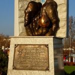 Pomnik w Polkowicach autorstwa Wojciecha Olszewskiego, na którym są tylko jego inicjały.