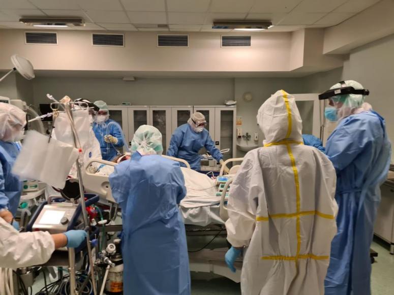 Unikatowy na skalę światową poród u pacjentki z COVID-19