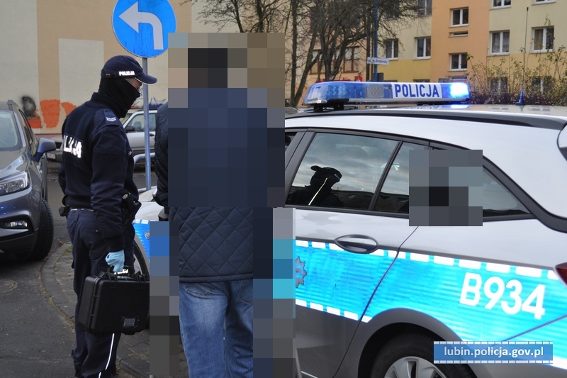 Potrącił na pasach kobietę i jej syna