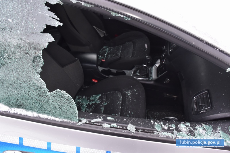 Z drewnianym kijem na radiowozy i komisariat