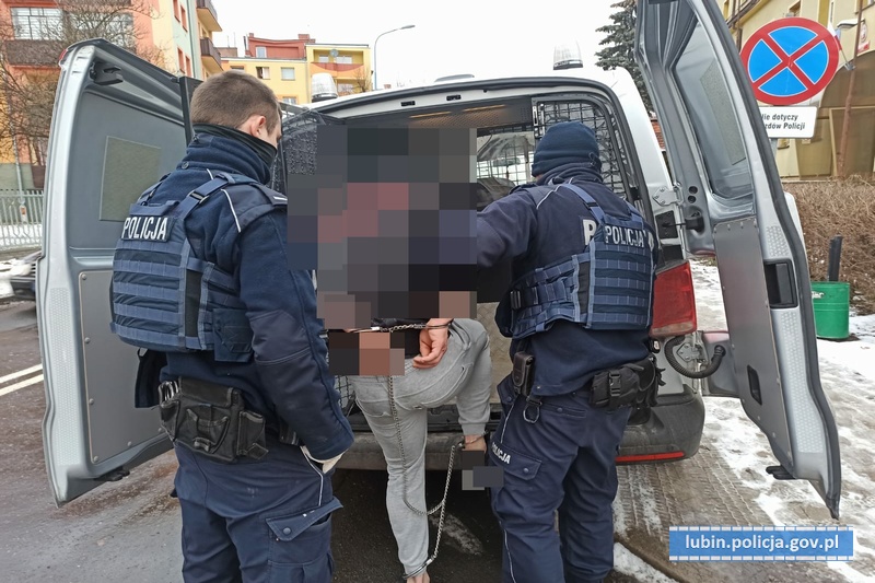 Z wiatrówki strzelał do jadącego samochodu