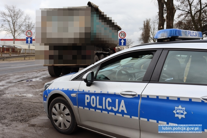 Pijany kierowca ciężarówki ukrył się w lesie