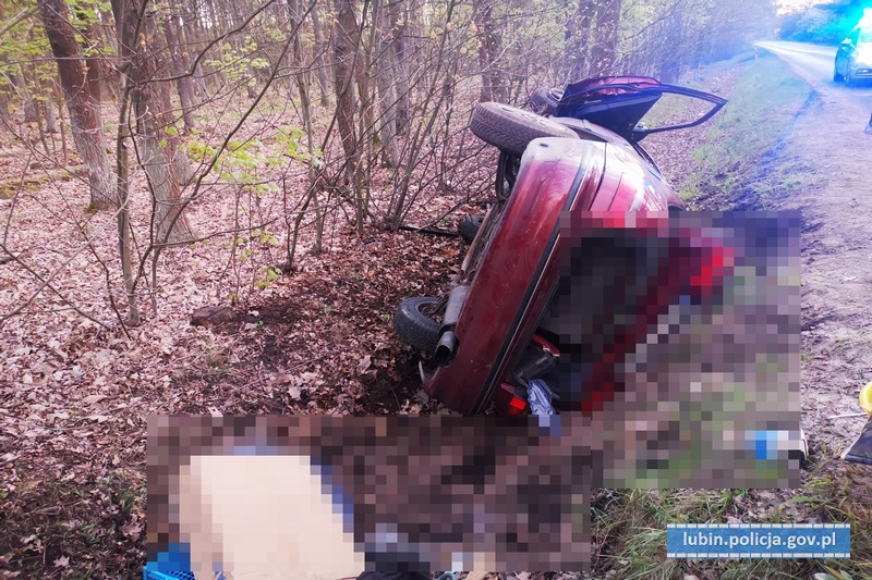 Wjechał do rowu, nie miał uprawnień do kierowania autem