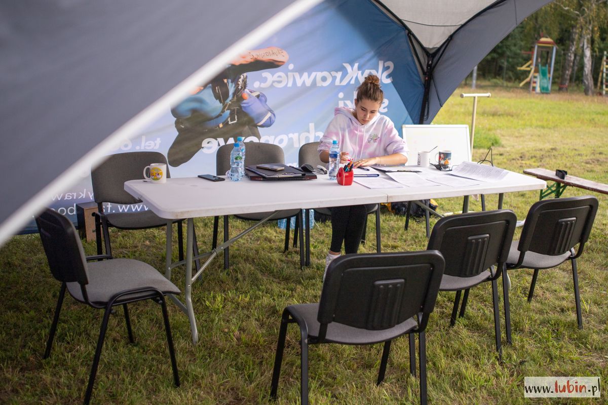 Skoki spadochronowe lotnisko Aeroklub Zagłębia Miedziowego skoczkowie (3)