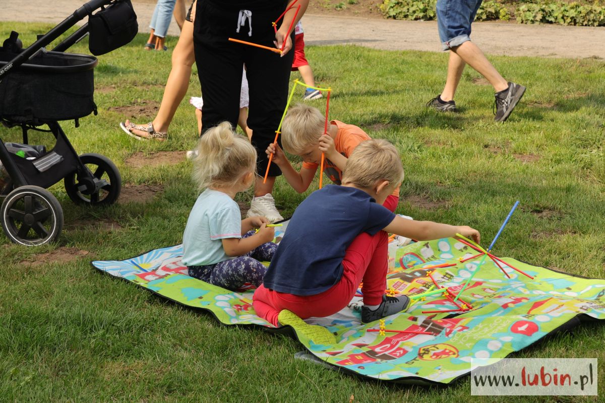 park Wrocławski śniadanie na trawie (1)