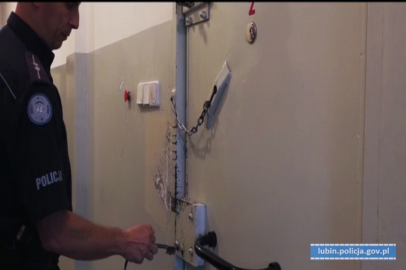 Wjechał w inne auto i uciekł. Był pijany